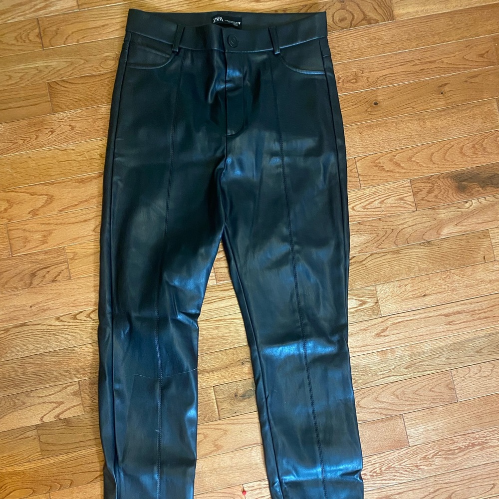 ZARA LEATHER LEGGINGS (SIZE M)